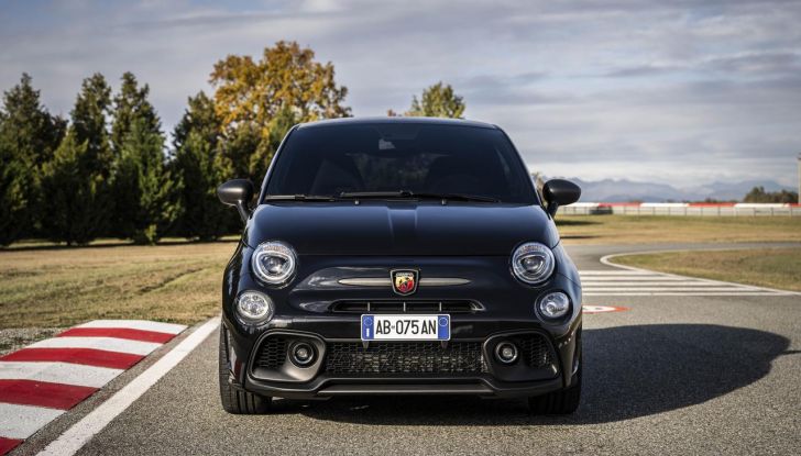 Abarth 695 75° Anniversario: debutta la nuova serie speciale a tiratura limitata - Foto 20 di 58