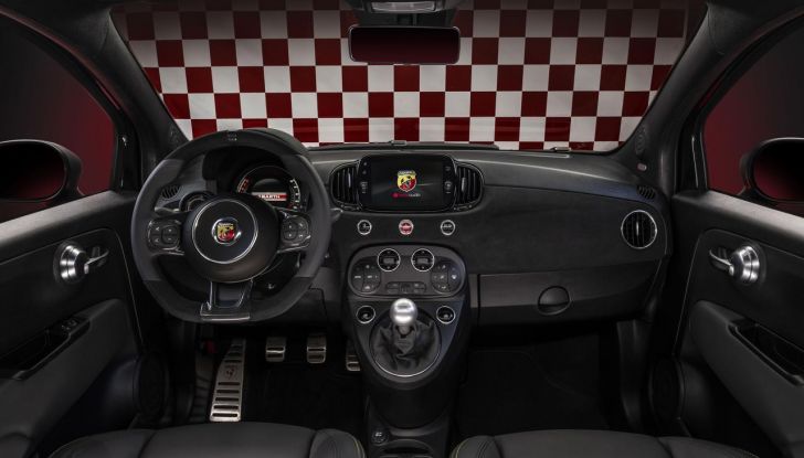 Abarth 695 75° Anniversario: debutta la nuova serie speciale a tiratura limitata - Foto 52 di 58
