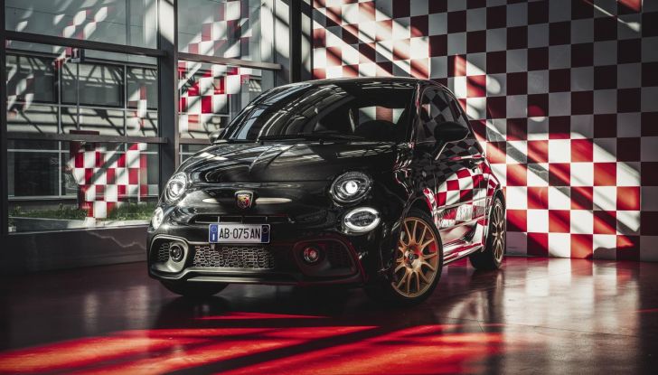 Abarth 695 75° Anniversario: debutta la nuova serie speciale a tiratura limitata - Foto 48 di 58