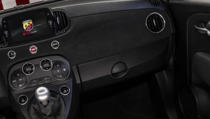 Abarth 695 75° Anniversario: debutta la nuova serie speciale a tiratura limitata - Foto 53 di 58