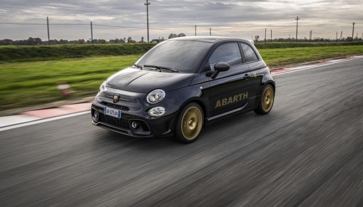 Abarth 695 75° Anniversario: debutta la nuova serie speciale a tiratura limitata - Foto 13 di 58
