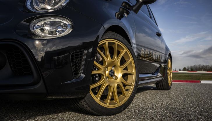 Abarth 695 75° Anniversario: debutta la nuova serie speciale a tiratura limitata - Foto 28 di 58