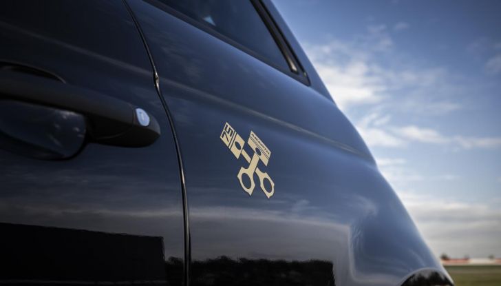 Abarth 695 75° Anniversario: debutta la nuova serie speciale a tiratura limitata - Foto 27 di 58