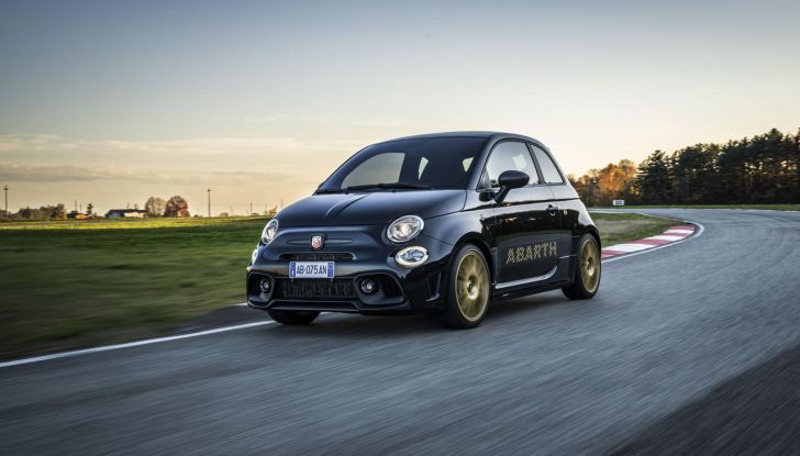Abarth 695 75° Anniversario: debutta la nuova serie speciale a tiratura limitata - Foto 31 di 58