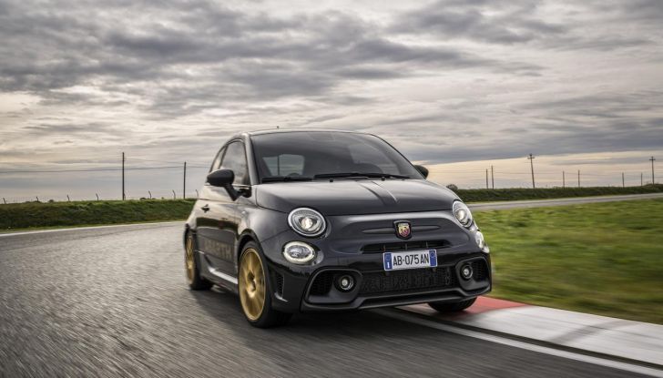 Abarth 695 75° Anniversario: debutta la nuova serie speciale a tiratura limitata - Foto 11 di 58