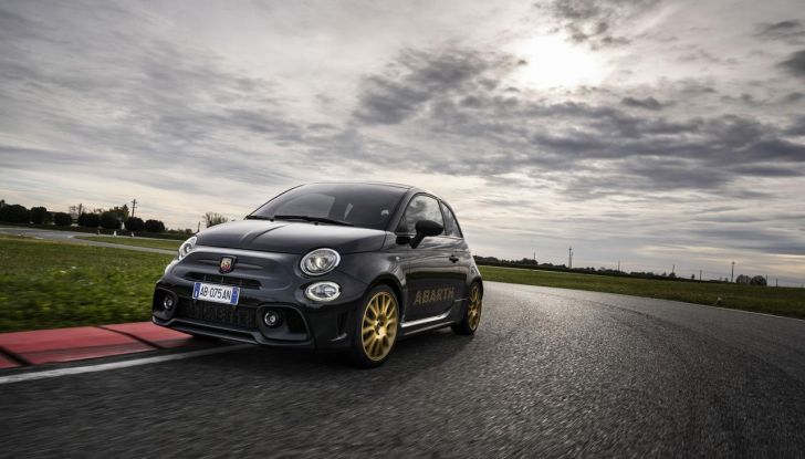 Abarth 695 75° Anniversario: debutta la nuova serie speciale a tiratura limitata - Foto 38 di 58