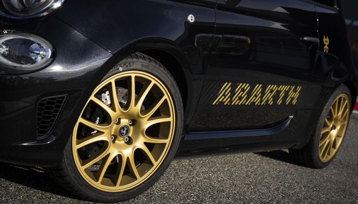 Abarth 695 75° Anniversario: debutta la nuova serie speciale a tiratura limitata - Foto 22 di 58