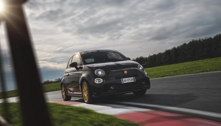 Abarth 695 75° Anniversario: debutta la nuova serie speciale a tiratura limitata - Foto 40 di 58