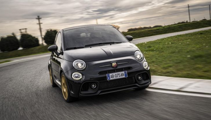 Abarth 695 75° Anniversario: debutta la nuova serie speciale a tiratura limitata - Foto 8 di 58