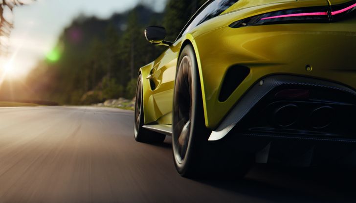 Aston Martin Vantage 2025: caratteristiche, design, motore, abitacolo e prestazioni - Foto 12 di 32