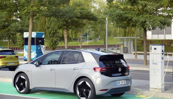 Auto elettriche vantaggi svantaggi 2024