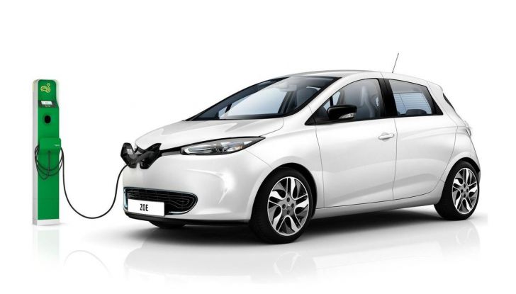 Auto elettriche vantaggi svantaggi 2024