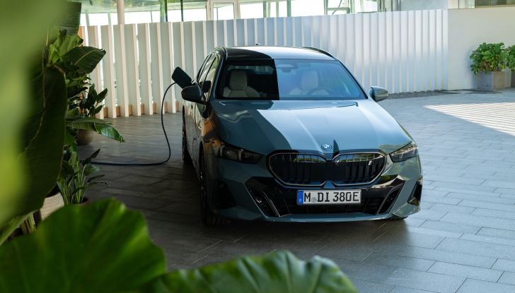 BMW Serie 5 Touring 2024: caratteristiche, design, motori, versioni, interni e prezzi - Foto 51 di 124