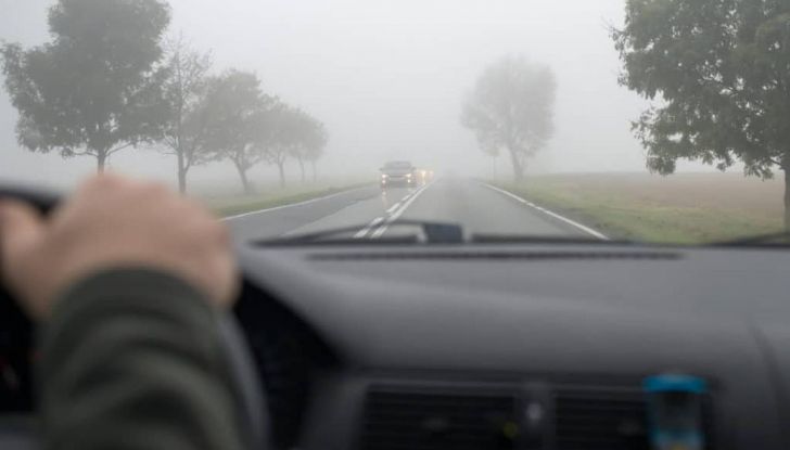Guidare con la nebbia