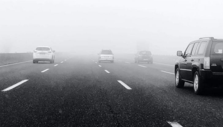 Guidare con la nebbia
