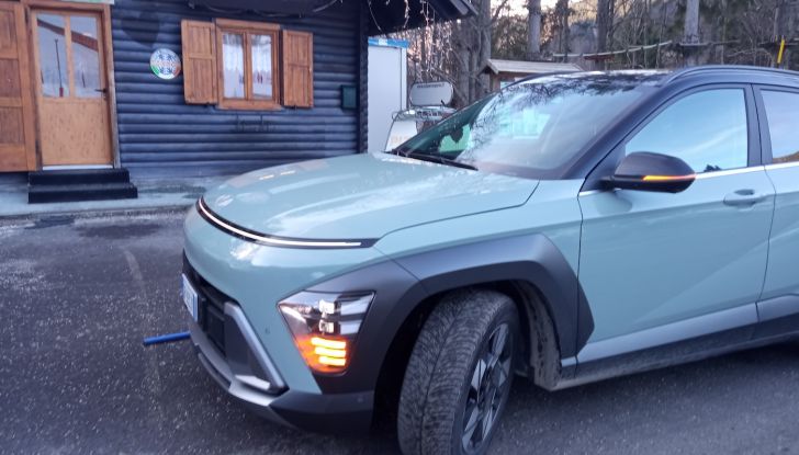 Hyundai Kona Hybrid 2024 prova su strada, motori e prestazioni - Foto 2 di 23