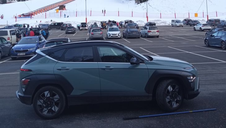 Hyundai Kona Hybrid 2024 prova su strada, motori e prestazioni - Foto 15 di 23