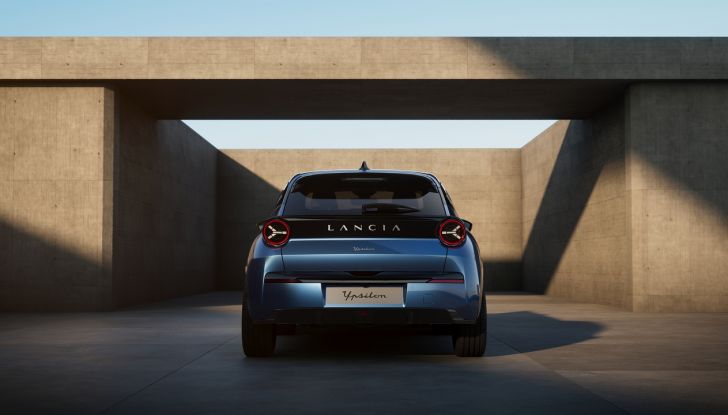 Lancia Ypsilon 2025: caratteristiche, design, abitacolo, dotazioni e autonomia - Foto 35 di 74
