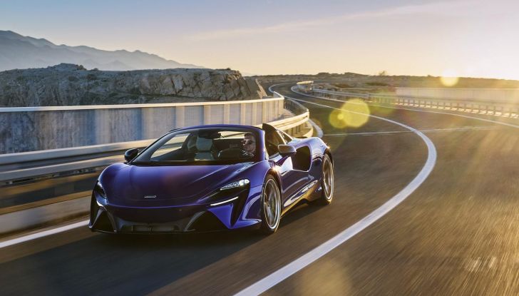 McLaren Artura Spider: caratteristiche, design, abitacolo, motore, prestazioni e prezzo - Foto 2 di 35