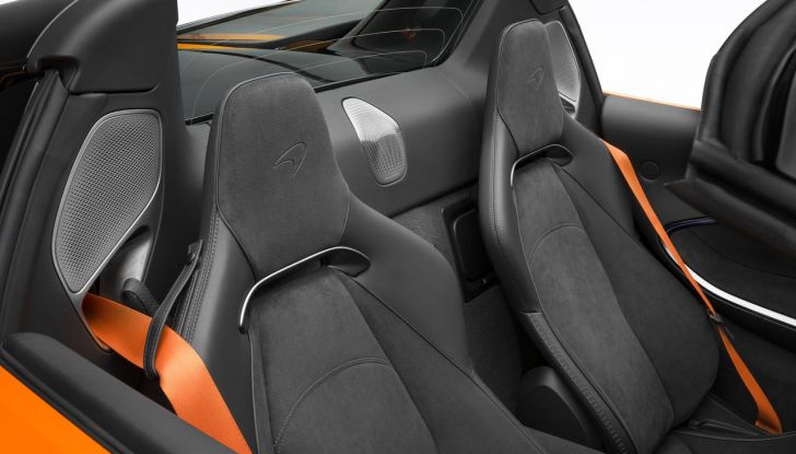 McLaren Artura Spider: caratteristiche, design, abitacolo, motore, prestazioni e prezzo - Foto 34 di 35