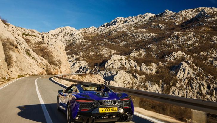 McLaren Artura Spider: caratteristiche, design, abitacolo, motore, prestazioni e prezzo - Foto 7 di 35