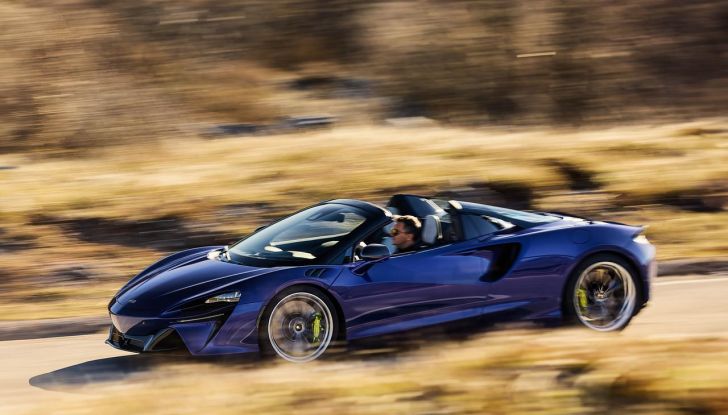 McLaren Artura Spider: caratteristiche, design, abitacolo, motore, prestazioni e prezzo - Foto 10 di 35