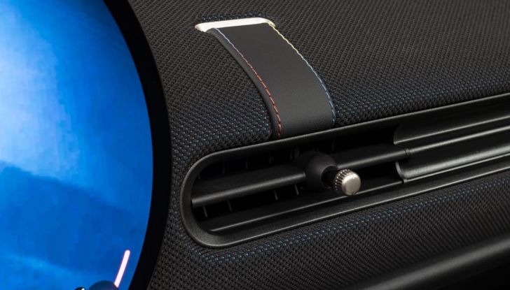 Mini Cooper 2024: caratteristiche, design, motori, versioni, abitacolo e prezzi della versione a benzina - Foto 27 di 34