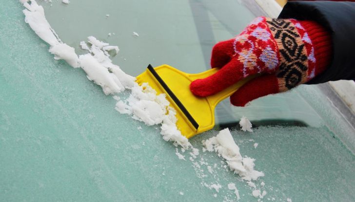 Come sbrinare il parabrezza dell’auto: metodi e consigli - Foto 2 di 13