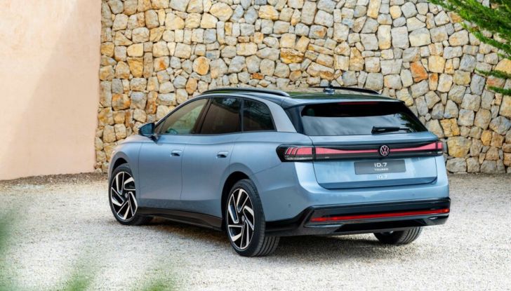 Volkswagen ID.7 Tourer: la familiare elettrica con performance e tecnologia avanzate - Foto 2 di 15