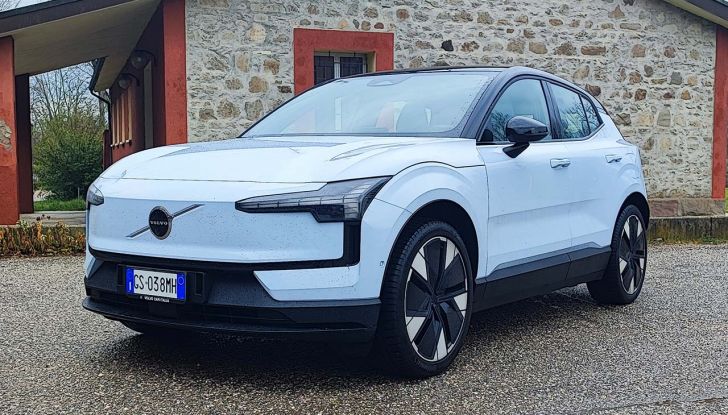Volvo EX30 2024: prova su strada, autonomia e prezzi del nuovo SUV elettrico - Foto 1 di 16