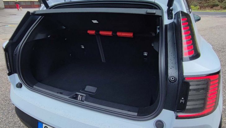 Volvo EX30 2024: prova su strada, autonomia e prezzi del nuovo SUV elettrico - Foto 12 di 16