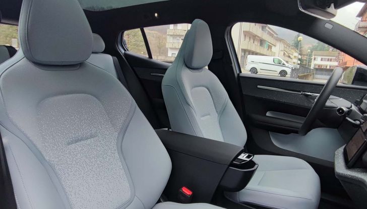 Volvo EX30 2024: prova su strada, autonomia e prezzi del nuovo SUV elettrico - Foto 14 di 16