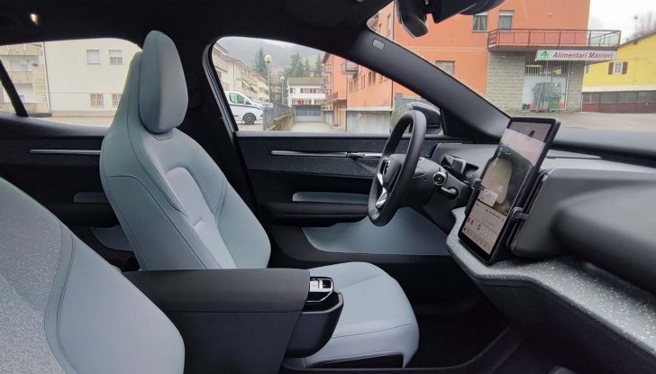 Volvo EX30 2024: prova su strada, autonomia e prezzi del nuovo SUV elettrico - Foto 15 di 16