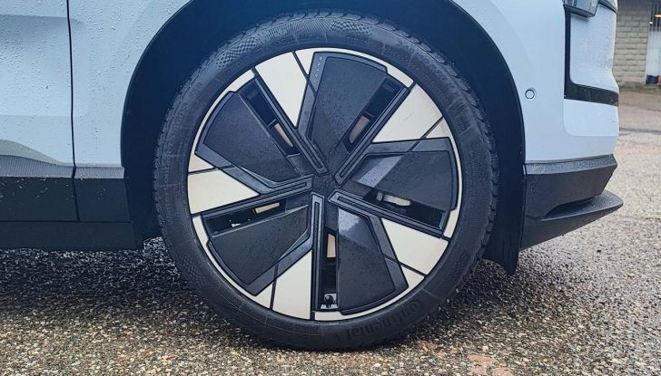 Volvo EX30 2024: prova su strada, autonomia e prezzi del nuovo SUV elettrico - Foto 7 di 16