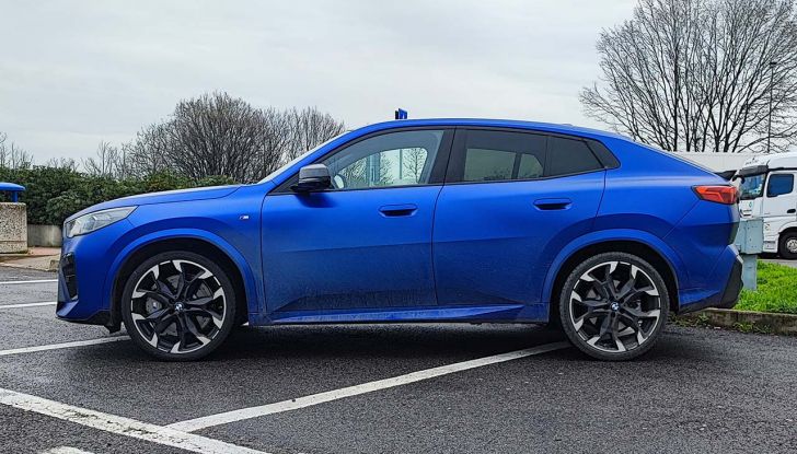 BMW X2 2024: prova su strada, prezzi e versioni del nuovo SUV coupé, anche elettrico - Foto 29 di 33