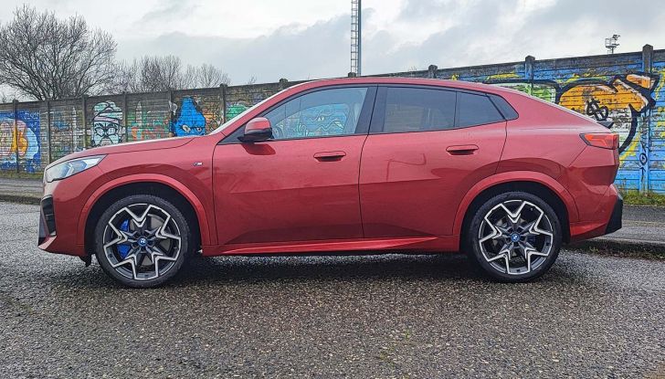 BMW X2 2024: prova su strada, prezzi e versioni del nuovo SUV coupé, anche elettrico - Foto 8 di 33