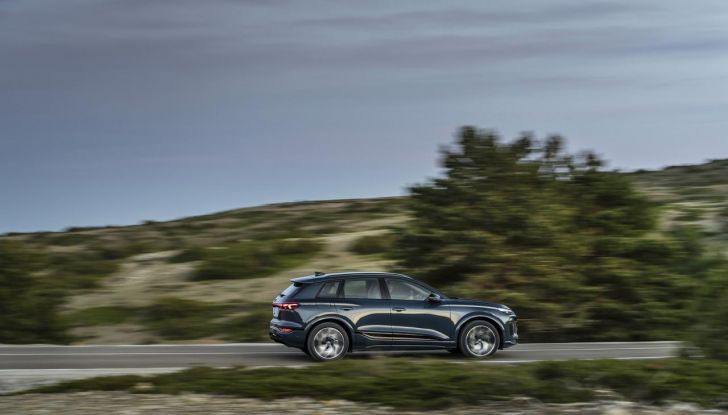 Audi Q6 e-tron: caratteristiche, design, abitacolo, autonomia, versioni e prezzi - Foto 50 di 134