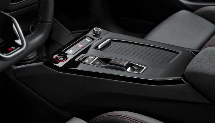 Audi Q6 e-tron: caratteristiche, design, abitacolo, autonomia, versioni e prezzi - Foto 74 di 134