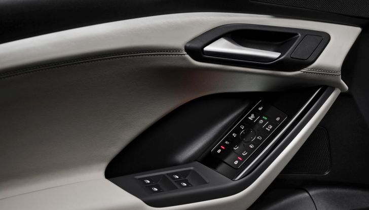 Audi Q6 e-tron: caratteristiche, design, abitacolo, autonomia, versioni e prezzi - Foto 16 di 134