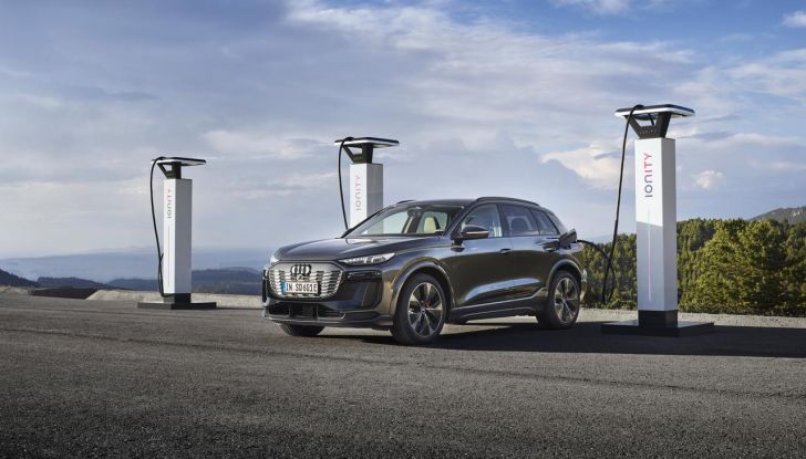 Audi Q6 e-tron: caratteristiche, design, abitacolo, autonomia, versioni e prezzi - Foto 100 di 134