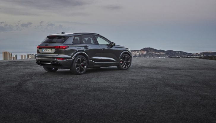 Audi Q6 e-tron: caratteristiche, design, abitacolo, autonomia, versioni e prezzi - Foto 99 di 134