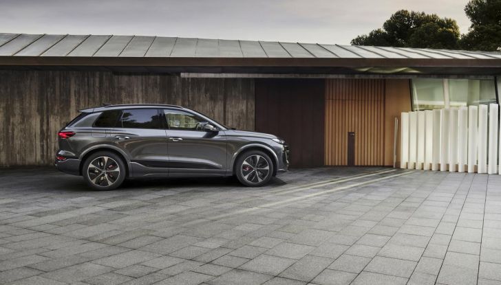 Audi Q6 e-tron: caratteristiche, design, abitacolo, autonomia, versioni e prezzi - Foto 79 di 134