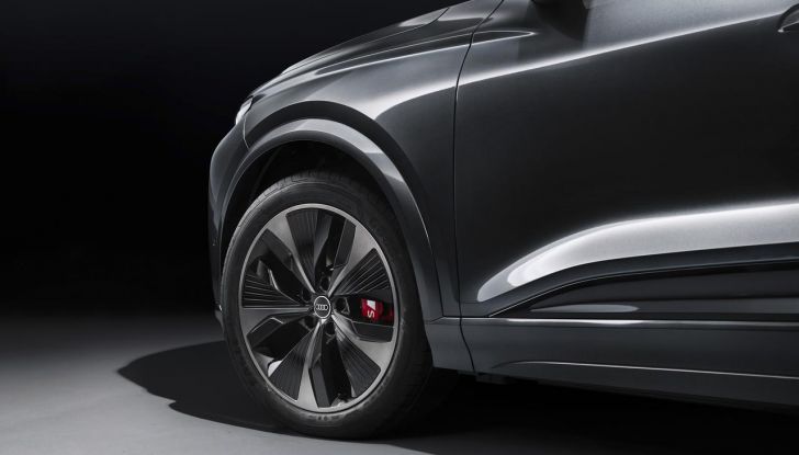 Audi Q6 e-tron: caratteristiche, design, abitacolo, autonomia, versioni e prezzi - Foto 70 di 134