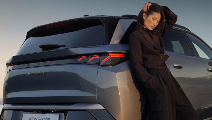 Peugeot E-5008 2025: caratteristiche, design, abitacolo, versioni e autonomia - Foto 5 di 58