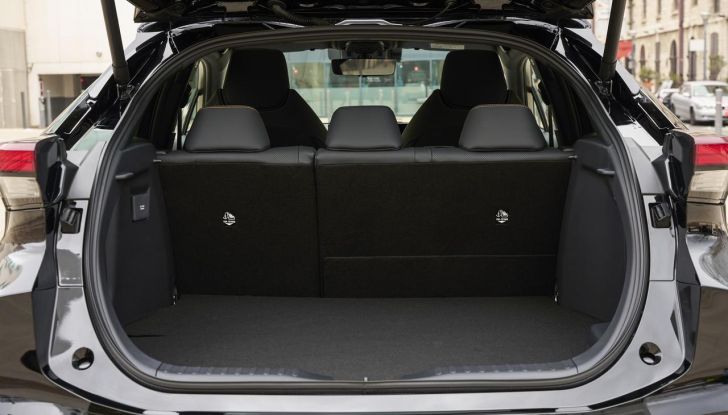 Toyota C-HR Plug-in Hybrid 220: il SUV ibrido plug-in con doppio DNA - Foto 18 di 32