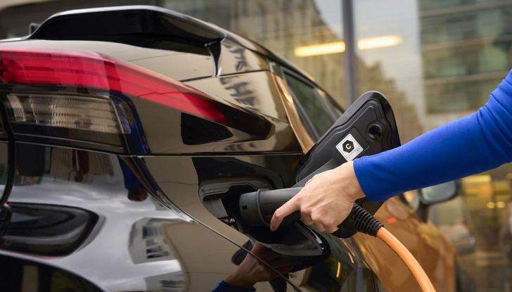 Toyota C-HR Plug-in Hybrid 220: il SUV ibrido plug-in con doppio DNA - Foto 12 di 32