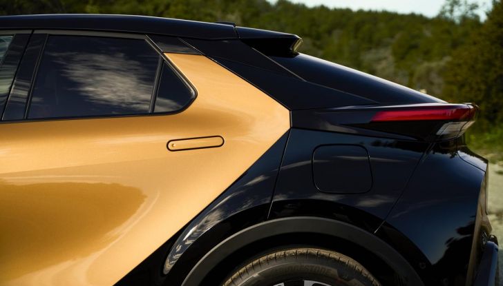 Toyota C-HR Plug-in Hybrid 220: il SUV ibrido plug-in con doppio DNA - Foto 4 di 32