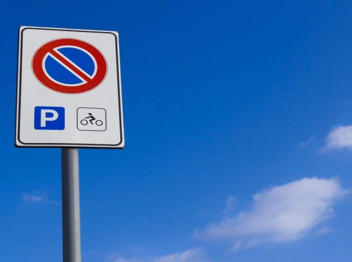 DIVIETO DI SOSTA PARCHEGGIO PER DISABILI vector de | Adobe