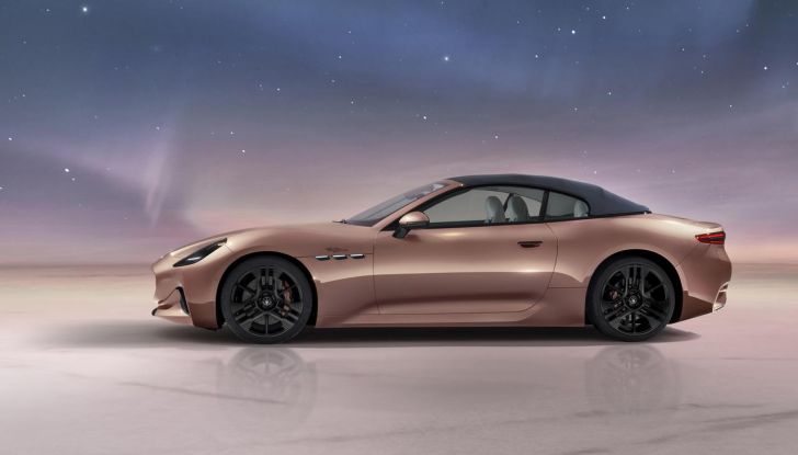 Maserati GranCabrio Folgore: caratteristiche, design, abitacolo, motore, prestazioni e autonomia - Foto 16 di 61