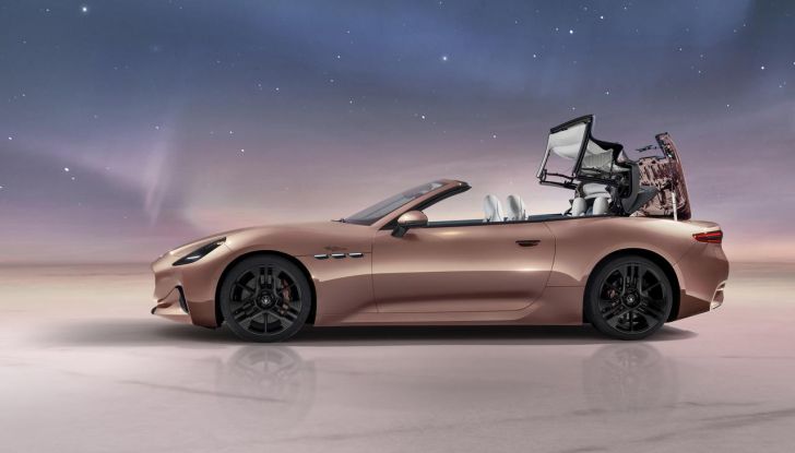 Maserati GranCabrio Folgore: caratteristiche, design, abitacolo, motore, prestazioni e autonomia - Foto 14 di 61
